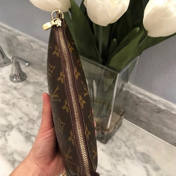 Vintage Louis Vuitton Pochette Accessoires Monogram bag with Gold Chain - Picture 2 of 11